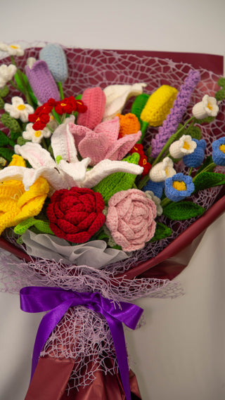 ช่อดอกไม้สีแดงเข้มสุดอลังการ