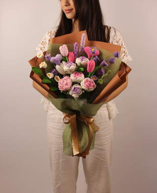 ช่อกุหลาบสีม่วงและสีชมพูขนาดใหญ่